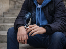 Centro storico, sorpreso a fumare hashish prima delle lezioni: studente segnalato alla Prefettura stuedente che fuma hashish