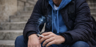 Centro storico, sorpreso a fumare hashish prima delle lezioni: studente segnalato alla Prefettura stuedente che fuma hashish