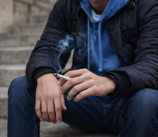 Centro storico, sorpreso a fumare hashish prima delle lezioni: studente segnalato alla Prefettura stuedente che fuma hashish