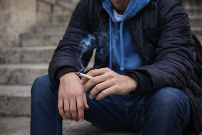 stuedente che fuma hashish