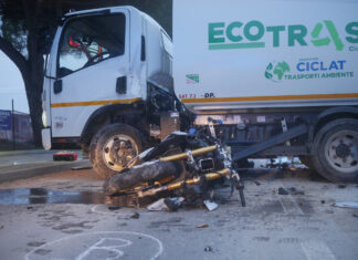 Punta Marina, violento schianto tra moto e mezzo dei rifiuti