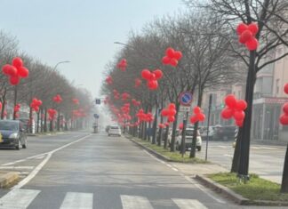 Palloncini rossi al Quartiere Alberti per festeggiare San Valentino