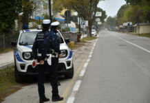 Cellulare al volante, raffica di controlli: 12 patenti sospese a Ravenna