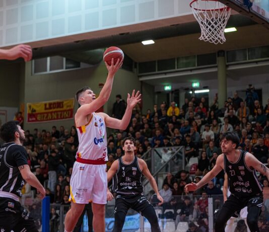 Basket: Serata da sogno al PalaCosta. Una grande OraSì si impone contro Caserta e vince 77-74