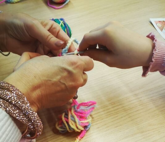 Cotignola: prosegue il laboratorio di uncinetto per ragazzi e ragazze.