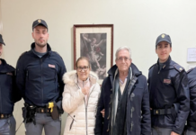Falso carabiniere rapina una coppia di anziani. Ma interviene la polizia e lo arresta