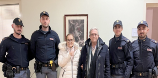 Falso carabiniere rapina una coppia di anziani. Ma interviene la polizia e lo arresta