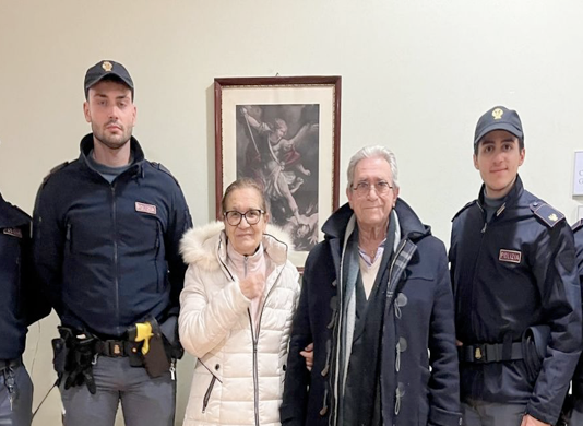 Falso carabiniere rapina una coppia di anziani. Ma interviene la polizia e lo arresta