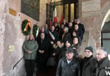 177º anniversario della Repubblica Romana, la deposizione delle corone sullo scalone del Comune