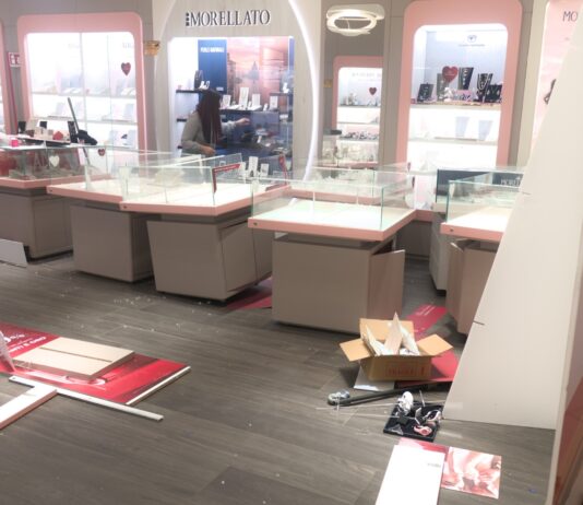 Auto utilizzata come ariete. Poi la razzia alla gioielleria: nuovo colpo all’Esp