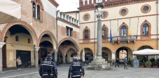 Fa pipì in pieno centro: multato per oltre 3.000 euro dalla Polizia Locale polizia locale