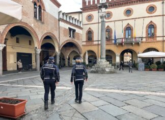 Fa pipì in pieno centro: multato per oltre 3.000 euro dalla Polizia Locale polizia locale