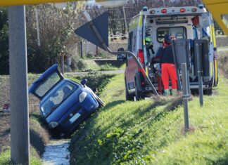 Esce di strada e finisce con l’auto nel fosso: automobilista portato al Bufalini