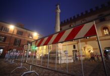 Piazza XX Settembre: necessario un intervento sull’aquila. Opera danneggiata dal terremoto