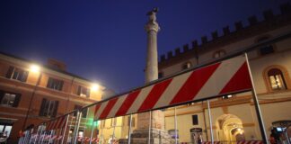 Piazza XX Settembre: necessario un intervento sull’aquila. Opera danneggiata dal terremoto