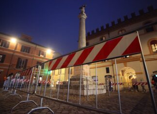 Piazza XX Settembre: necessario un intervento sull’aquila. Opera danneggiata dal terremoto
