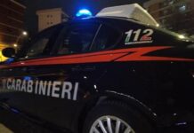 Fuori controllo aggredisce la compagna armato di una stampella