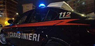 Fuori controllo aggredisce la compagna armato di una stampella