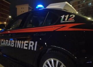 Fuori controllo aggredisce la compagna armato di una stampella
