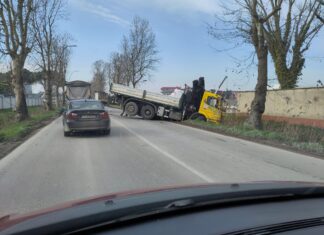 Ravenna, scontro tra due camion in via Trieste: traffico in tilt