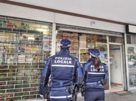 Controlli della Polizia Locale: irregolarità in un minimarket di via Carducci